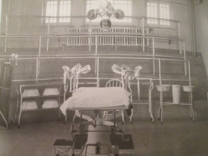 Salle d'accouchement de l'Hôpital de la Miséricorde à Québec, vers 1950 (Archives du Bon-Pasteur/Album 09-09) (Marchand 2012 : 166),